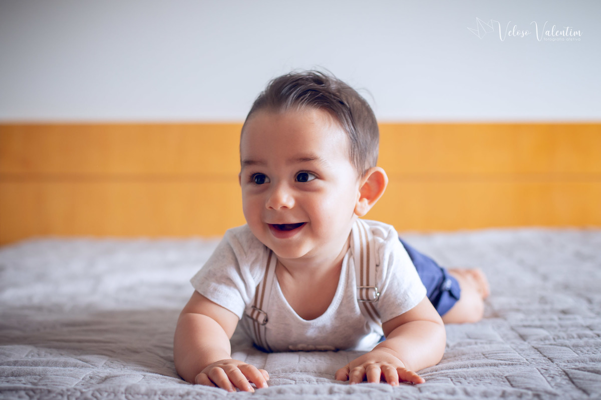 ensaio acompanhamento do primeiro ano do bebê Gabriel 8 meses em casa com a família ao ar livre introdução alimentar time de futebol camisa vasco Brasília DF
