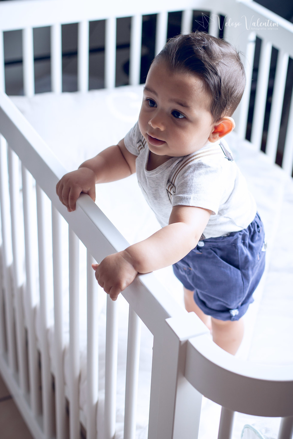 ensaio acompanhamento do primeiro ano do bebê Gabriel 8 meses em casa com a família ao ar livre introdução alimentar time de futebol camisa vasco Brasília DF