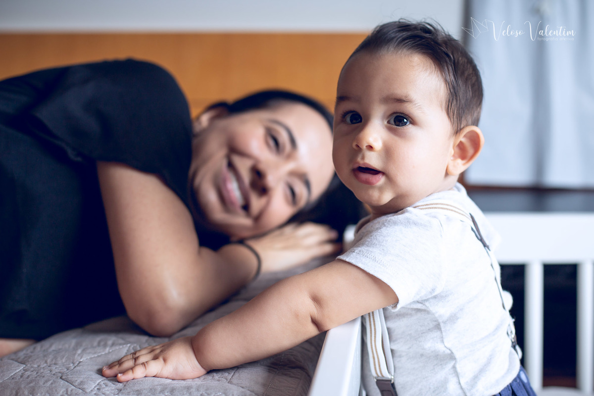 ensaio acompanhamento do primeiro ano do bebê Gabriel 8 meses em casa com a família ao ar livre introdução alimentar time de futebol camisa vasco Brasília DF