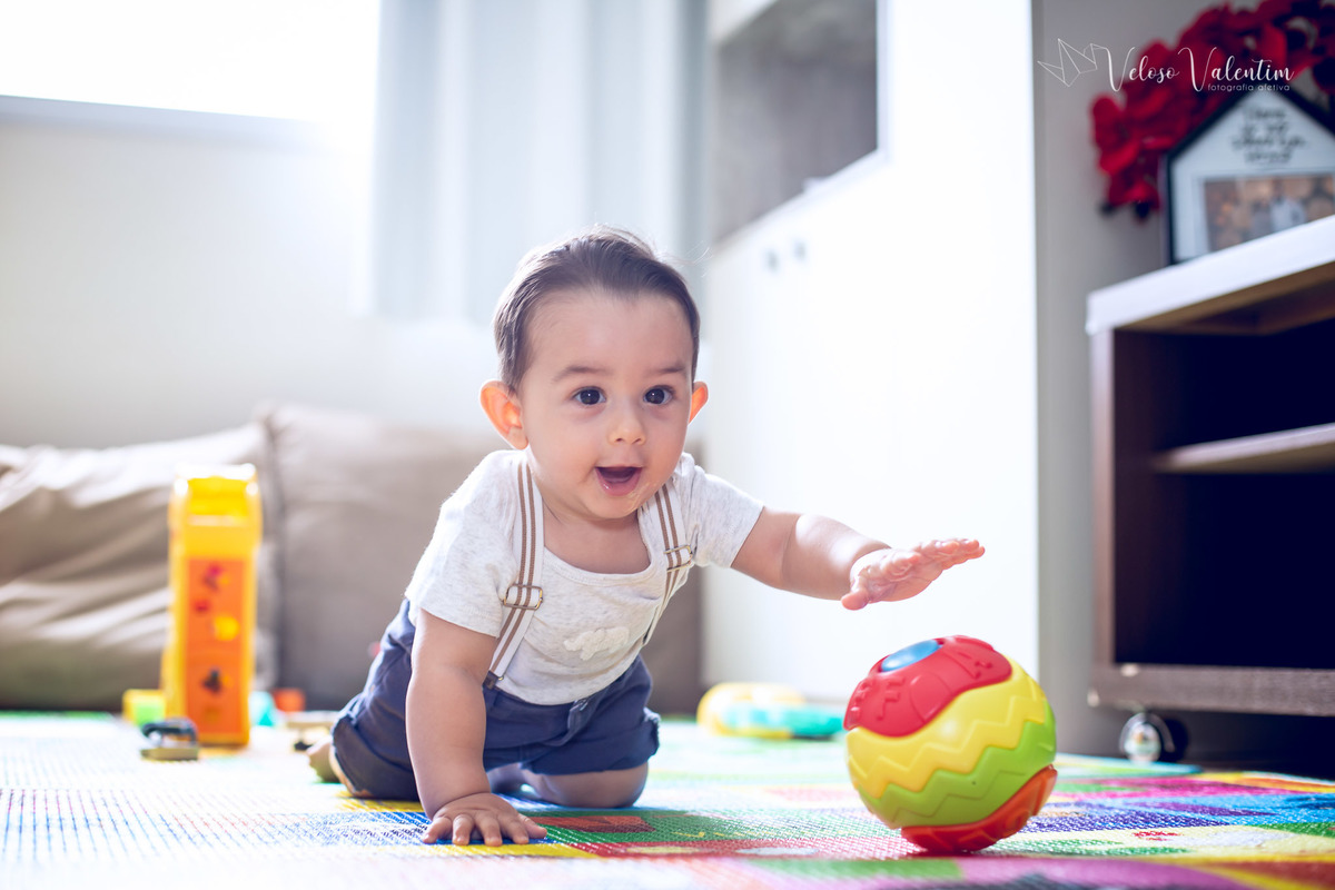 ensaio acompanhamento do primeiro ano do bebê Gabriel 8 meses em casa com a família ao ar livre introdução alimentar time de futebol camisa vasco Brasília DF