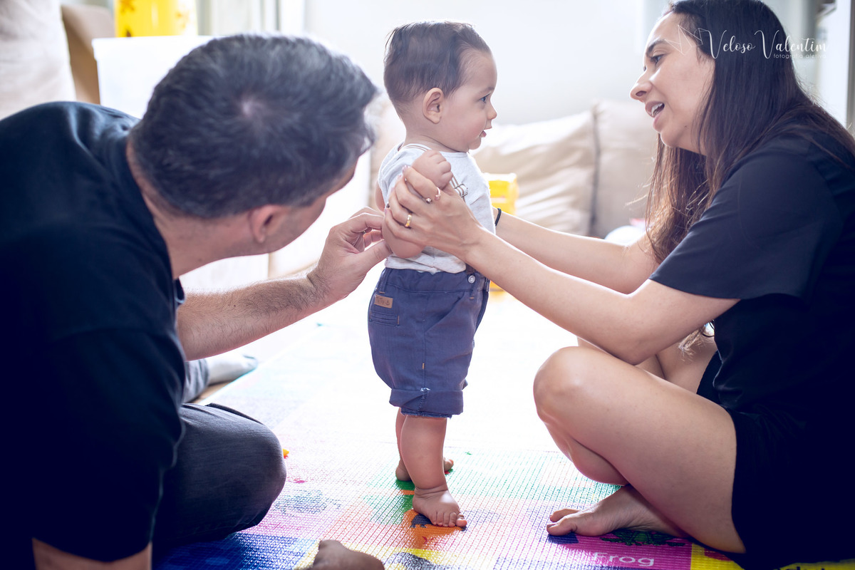 ensaio acompanhamento do primeiro ano do bebê Gabriel 8 meses em casa com a família ao ar livre introdução alimentar time de futebol camisa vasco Brasília DF