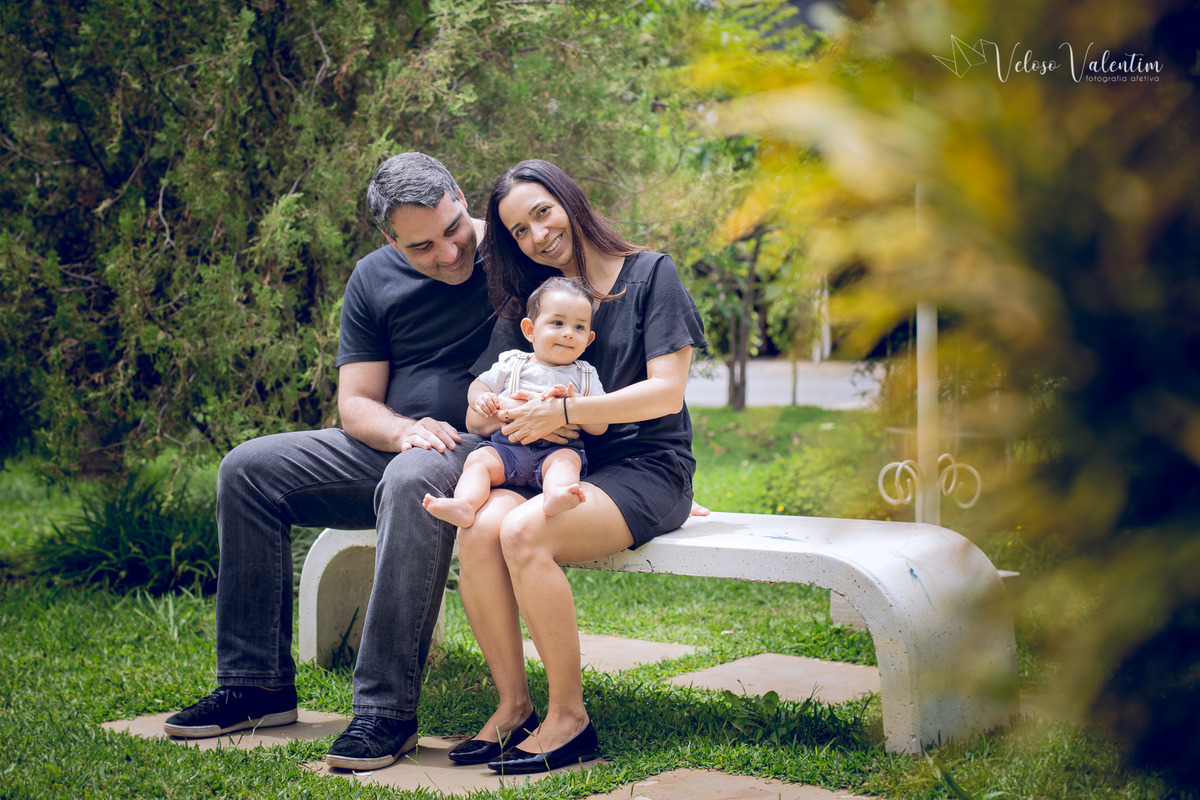 ensaio acompanhamento do primeiro ano do bebê Gabriel 8 meses em casa com a família ao ar livre introdução alimentar time de futebol camisa vasco Brasília DF