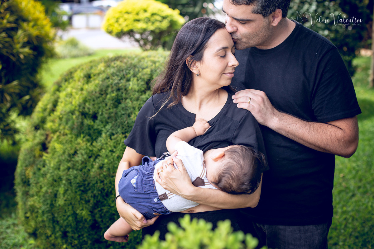 ensaio acompanhamento do primeiro ano do bebê Gabriel 8 meses em casa com a família ao ar livre introdução alimentar time de futebol camisa vasco Brasília DF