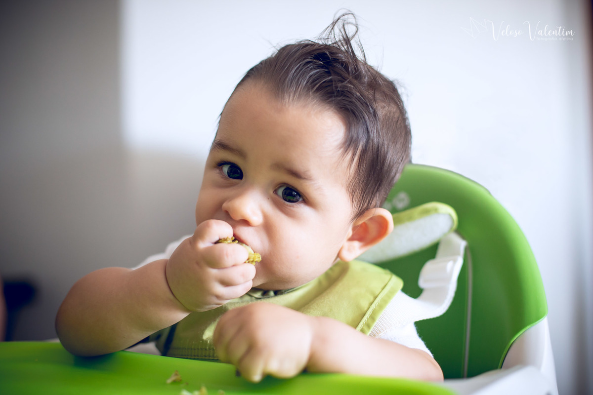 ensaio acompanhamento do primeiro ano do bebê Gabriel 8 meses em casa com a família ao ar livre introdução alimentar time de futebol camisa vasco Brasília DF