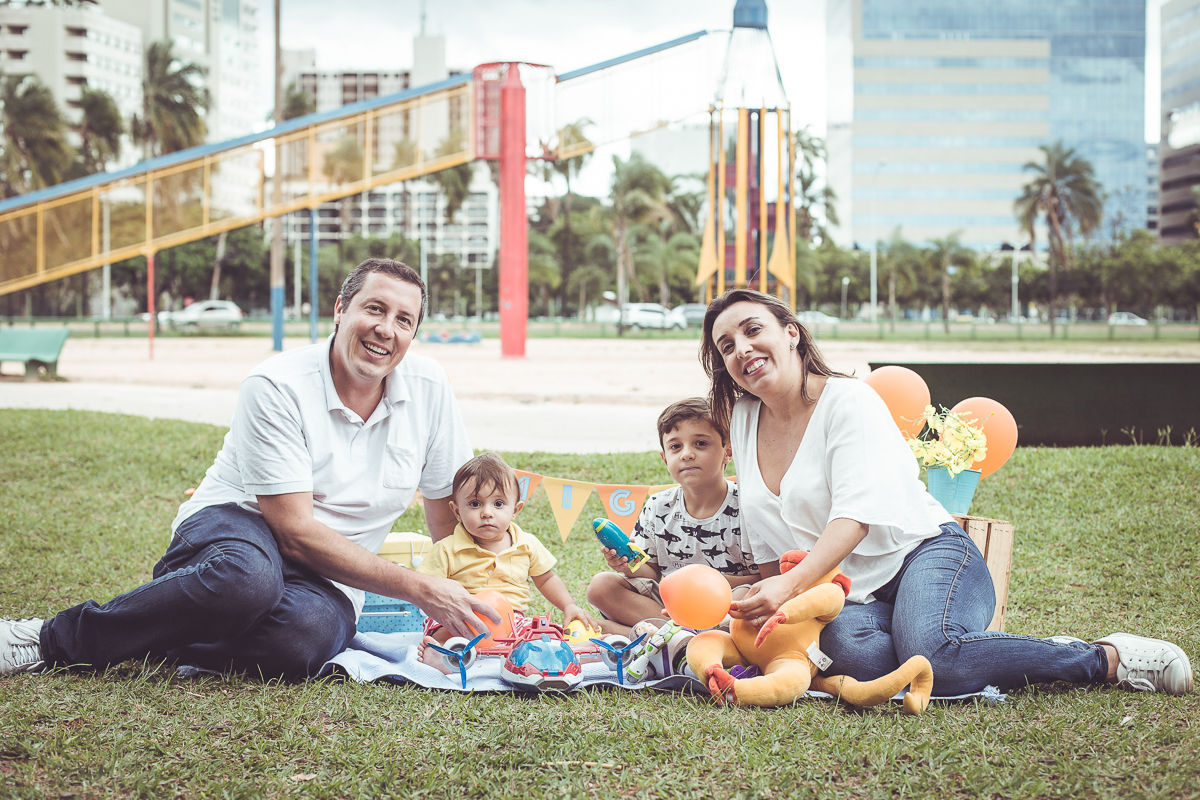 ensaio smash the cake tema foguete primeiro aninho parque da cidade família laranja e azul banho menino  Brasília DF veloso valentim book família fotografia 