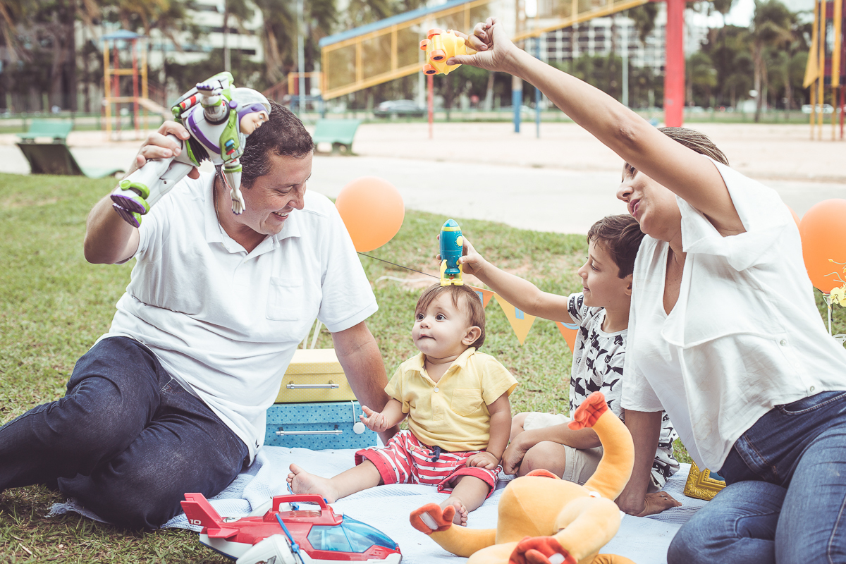 ensaio smash the cake tema foguete primeiro aninho parque da cidade família laranja e azul banho menino  Brasília DF veloso valentim book família fotografia toy story 