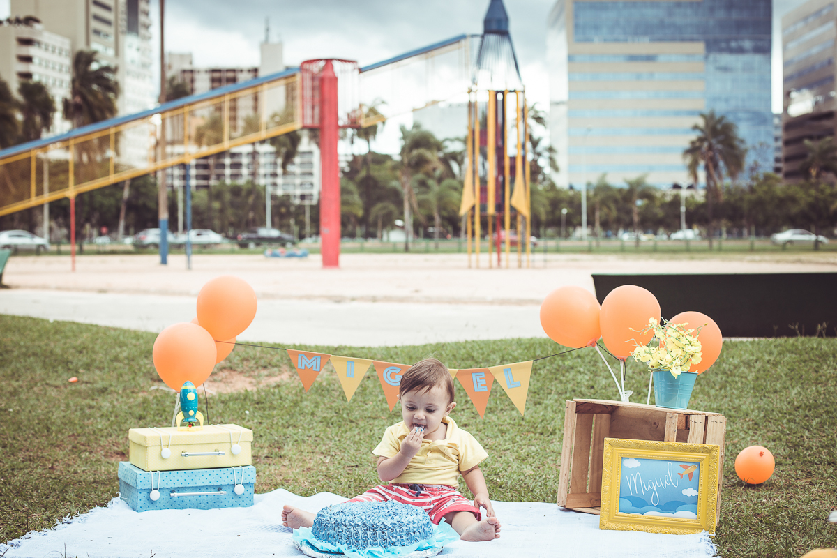 ensaio smash the cake tema foguete primeiro aninho parque da cidade família laranja e azul banho menino  Brasília DF veloso valentim book família fotografia parque ana lídia