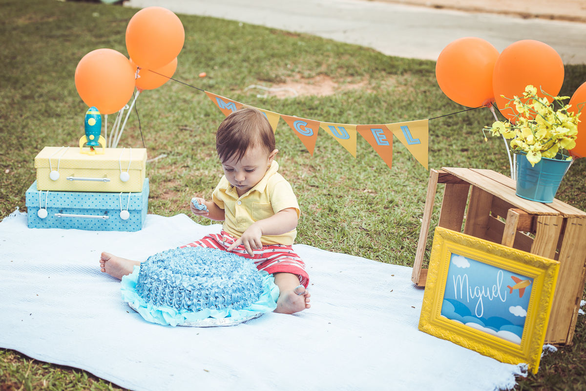 ensaio smash the cake tema foguete primeiro aninho parque da cidade família laranja e azul banho menino  Brasília DF veloso valentim book família fotografia bebê sujo de bolo