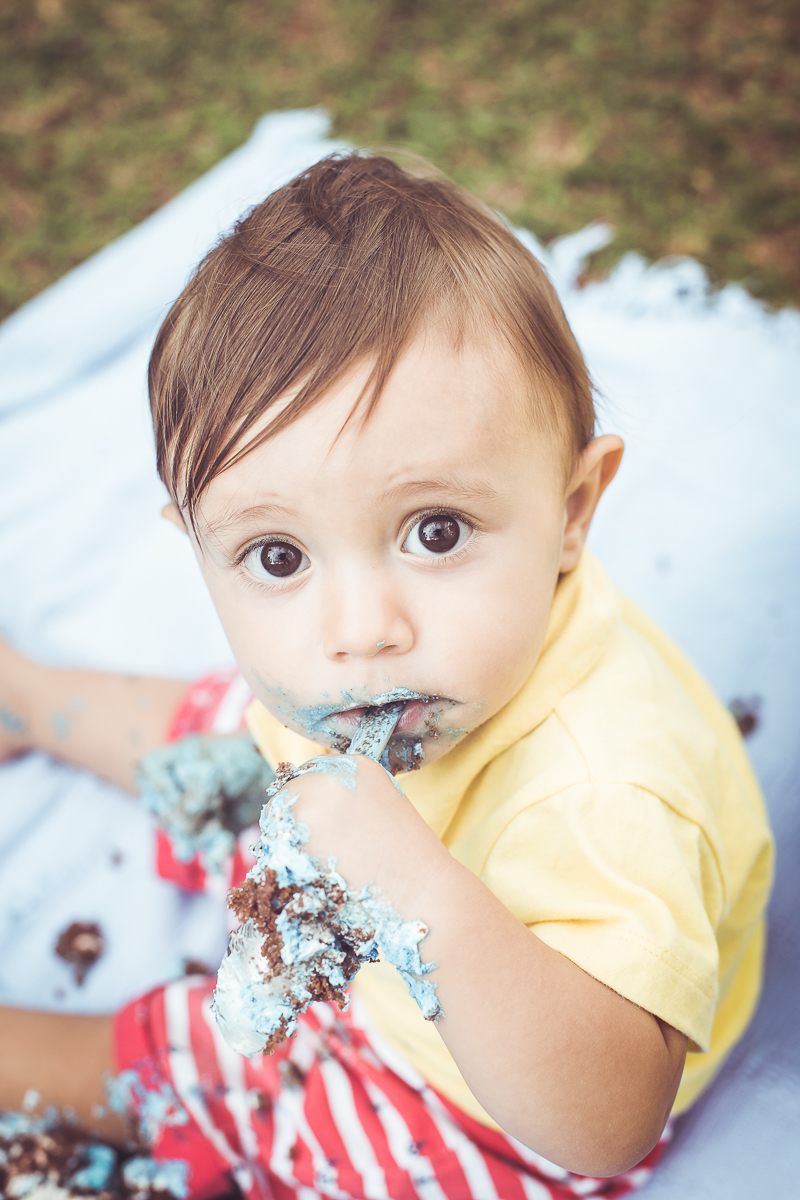 ensaio smash the cake tema foguete primeiro aninho parque da cidade família laranja e azul banho menino  Brasília DF veloso valentim book família fotografia bebê sujo de bolo