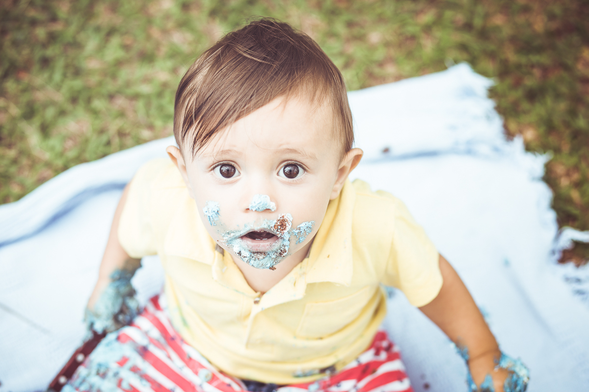 ensaio smash the cake tema foguete primeiro aninho parque da cidade família laranja e azul banho menino  Brasília DF veloso valentim book família fotografia bebê sujo de bolo