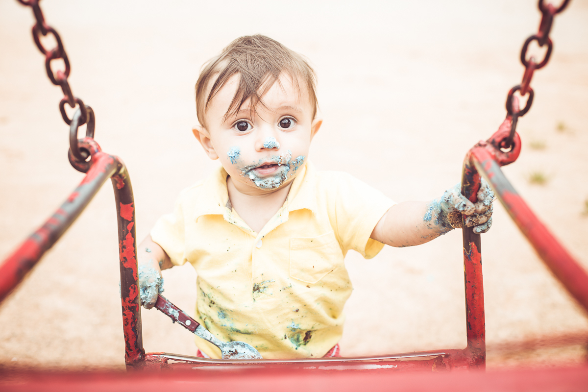ensaio smash the cake tema foguete primeiro aninho parque da cidade família laranja e azul banho menino  Brasília DF veloso valentim book família fotografia 