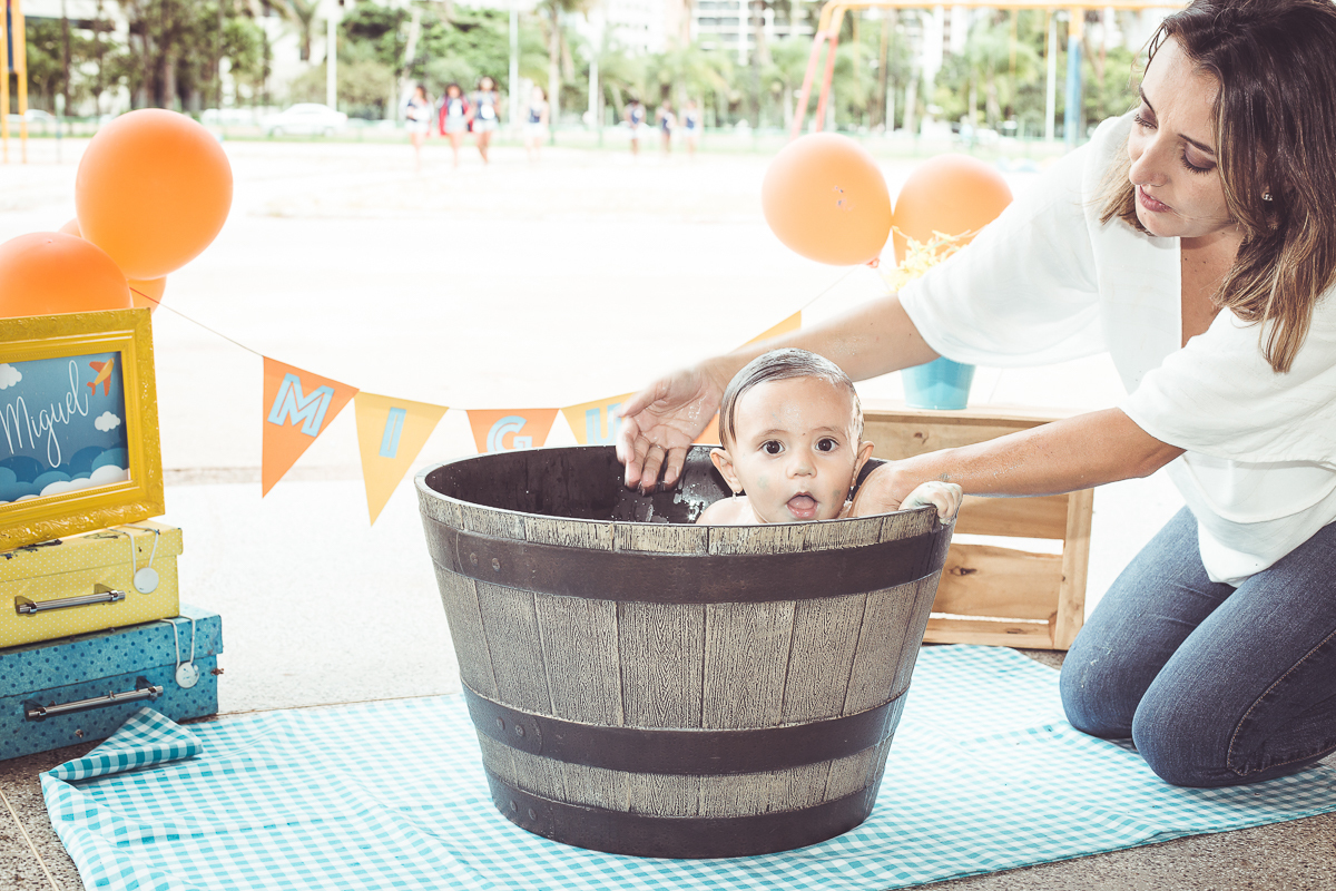 ensaio smash the cake tema foguete primeiro aninho parque da cidade família laranja e azul banho menino  Brasília DF veloso valentim book família fotografia 