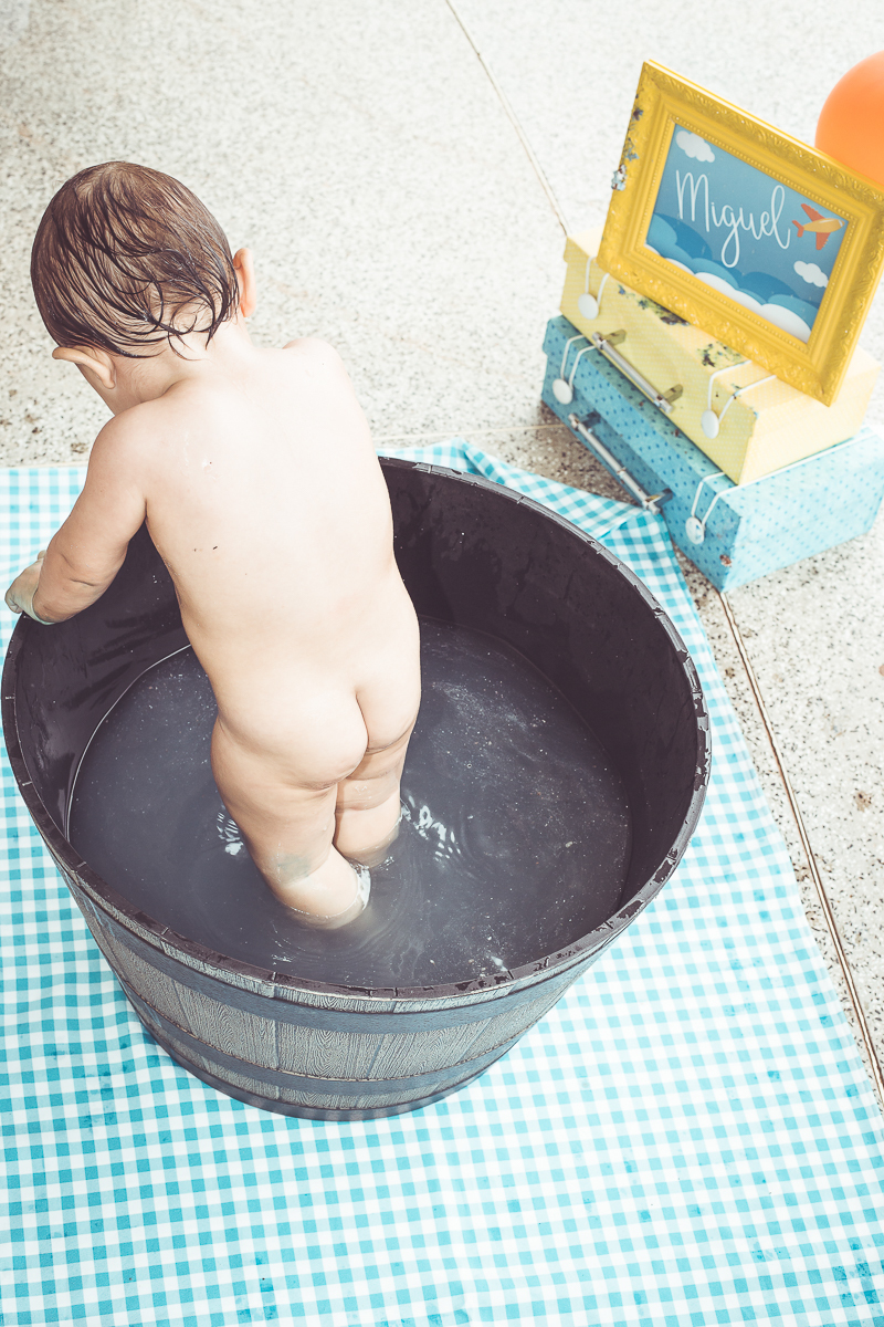ensaio smash the cake tema foguete primeiro aninho parque da cidade família laranja e azul banho menino  Brasília DF veloso valentim book família fotografia bebê no banho