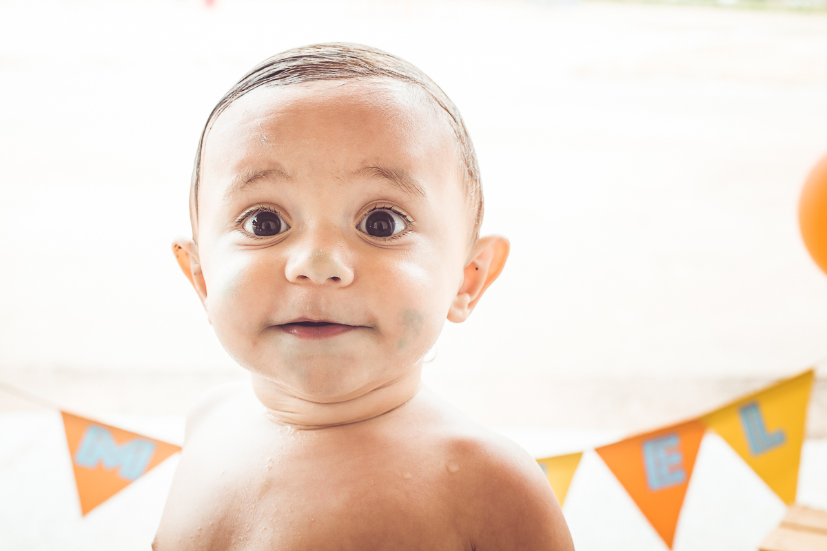 ensaio smash the cake tema foguete primeiro aninho parque da cidade família laranja e azul banho menino  Brasília DF veloso valentim book família fotografia bebê no banho