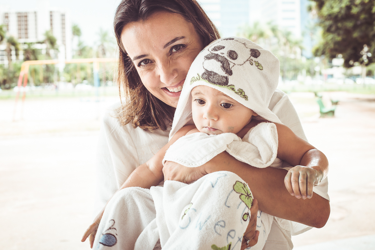 ensaio smash the cake tema foguete primeiro aninho parque da cidade família laranja e azul banho menino  Brasília DF veloso valentim book família fotografia bebê na toalha com a mamãe