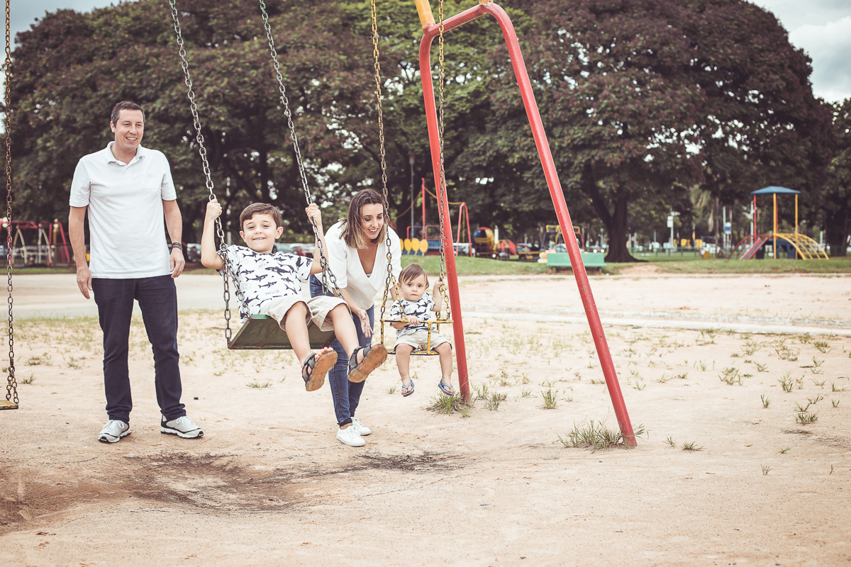 ensaio família book família ensaio 1 aninho parquinho Brasília DF foguete Ana Lídia fotografia lifestyle cotidiano ao ar livre veloso valentim