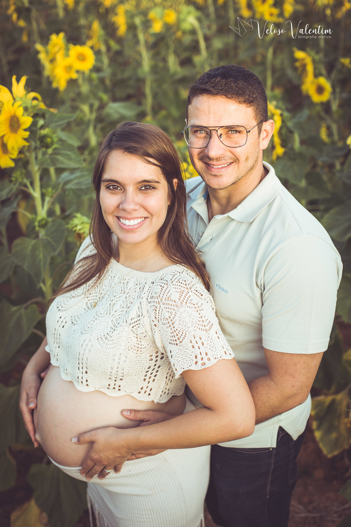 ensaio gestante campo de girassóis plantação Brasília DF girassol maternidade mãe e filha grávida ensaio ao ar livre fotografia de gravidez Veloso Valentim book gestante sessão foto família casal