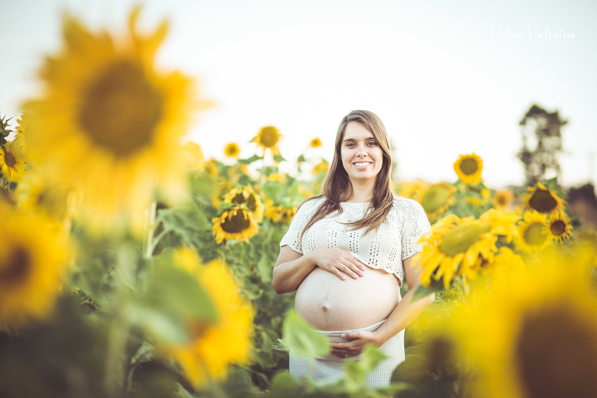 ensaio gestante campo de girassóis plantação Brasília DF girassol maternidade mãe e filha grávida ensaio ao ar livre fotografia de gravidez Veloso Valentim book gestante sessão foto família