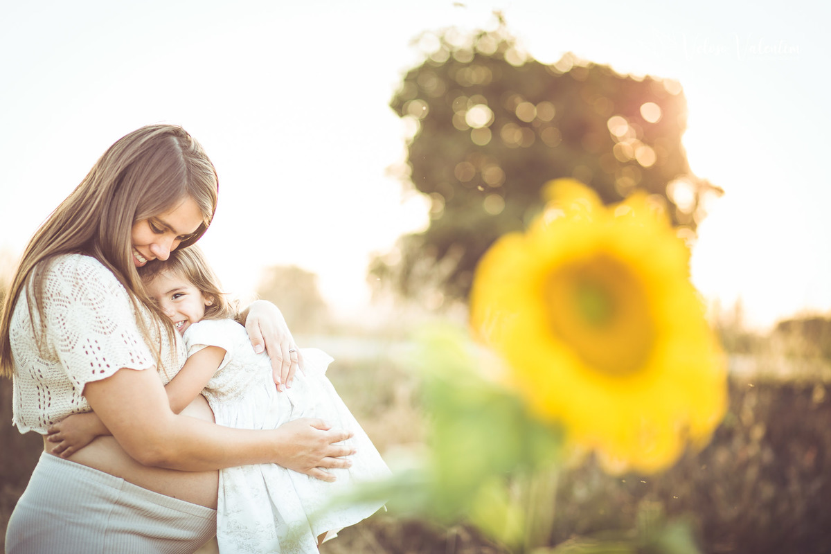 ensaio gestante campo de girassóis plantação Brasília DF girassol maternidade mãe e filha grávida ensaio ao ar livre fotografia de gravidez Veloso Valentim book gestante sessão foto família