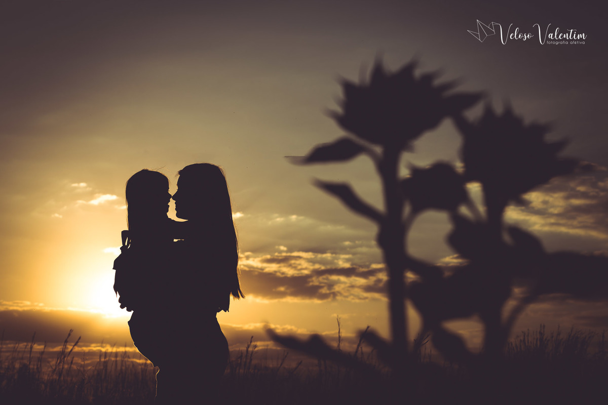 ensaio gestante campo de girassóis plantação Brasília DF girassol maternidade mãe e filha grávida ensaio ao ar livre fotografia de gravidez Veloso Valentim book gestante sessão foto família por do sol