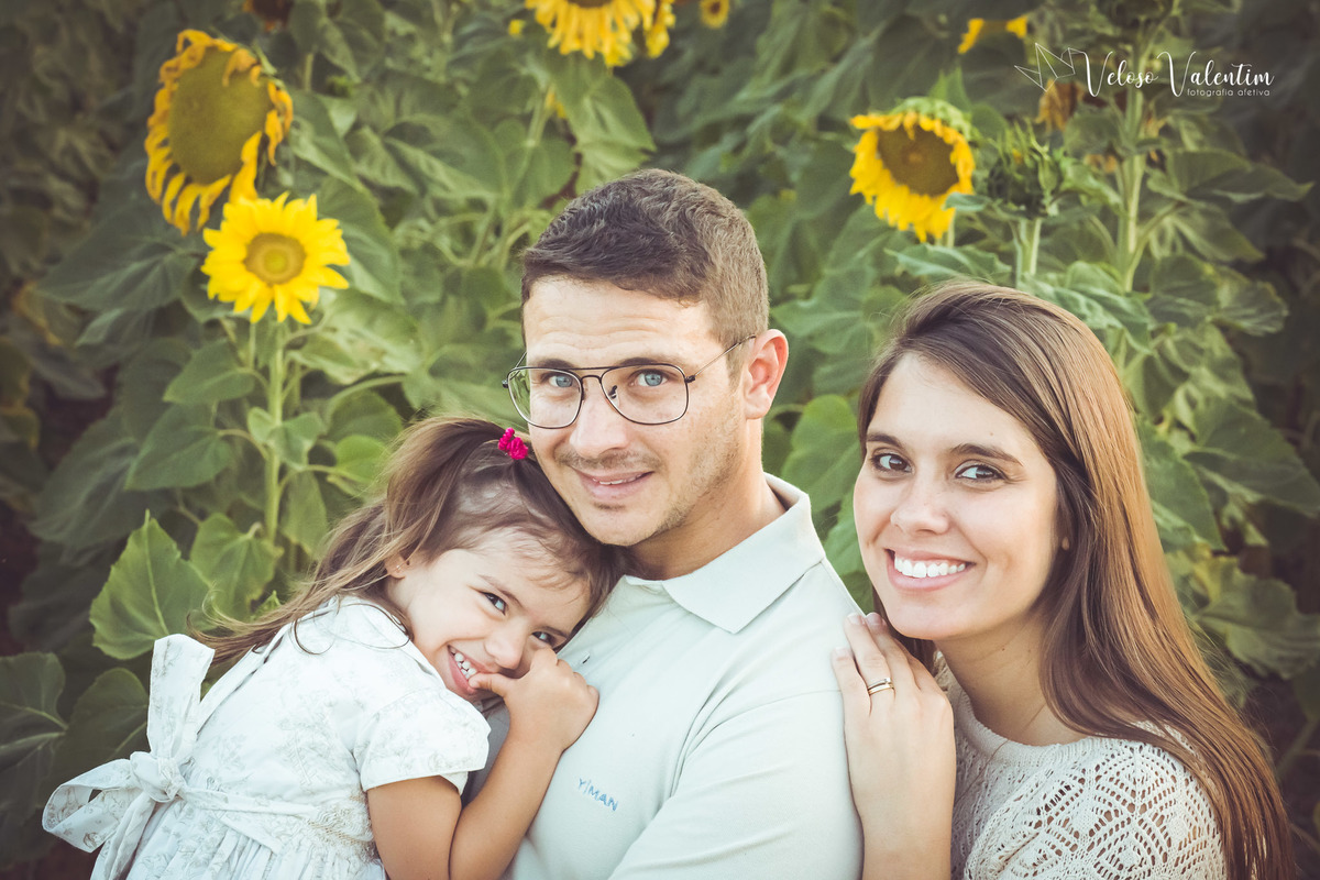 ensaio gestante campo de girassóis plantação Brasília DF girassol maternidade mãe e filha grávida ensaio ao ar livre fotografia de gravidez Veloso Valentim book gestante sessão foto família