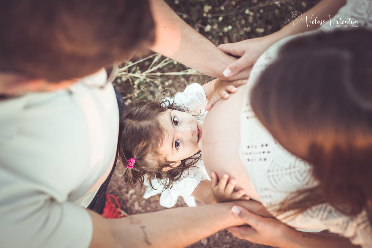 ensaio gestante campo de girassóis plantação Brasília DF girassol maternidade mãe e filha grávida ensaio ao ar livre fotografia de gravidez Veloso Valentim book gestante sessão foto família filha mais velha