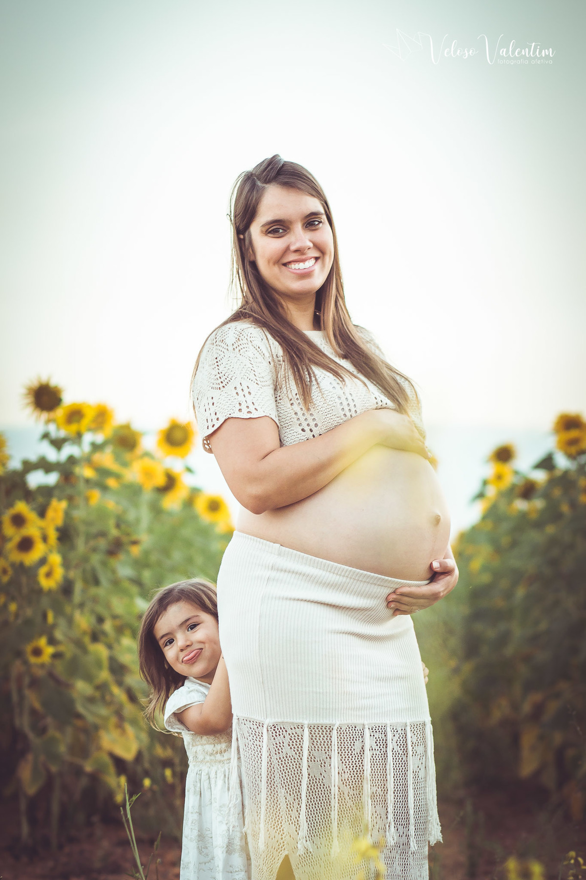 ensaio gestante campo de girassóis plantação Brasília DF girassol maternidade mãe e filha grávida ensaio ao ar livre fotografia de gravidez Veloso Valentim book gestante sessão foto família
