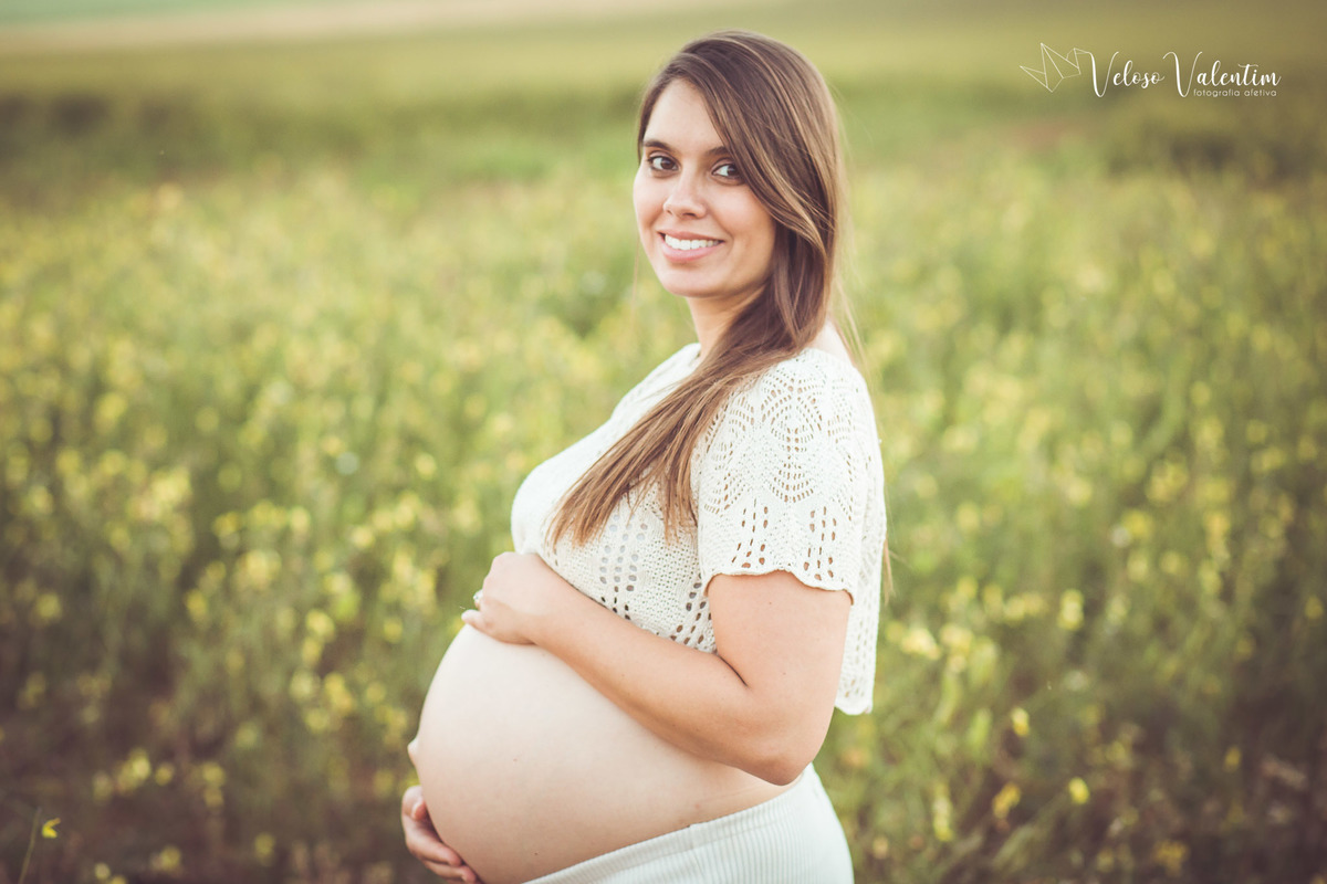 ensaio gestante campo de girassóis plantação Brasília DF girassol maternidade mãe e filha grávida ensaio ao ar livre fotografia de gravidez Veloso Valentim book gestante sessão foto família