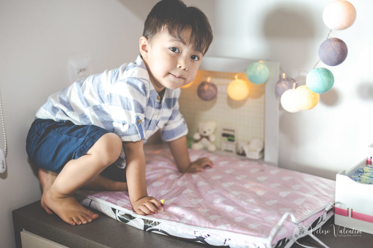 ensaio acompanhamento do primeiro ano do bebê Laura 3 meses em casa com a família ensaio lifestyle cotidiano Brasília DF Veloso Valentim fotografia afetiva menino oriental em cima do trocador 