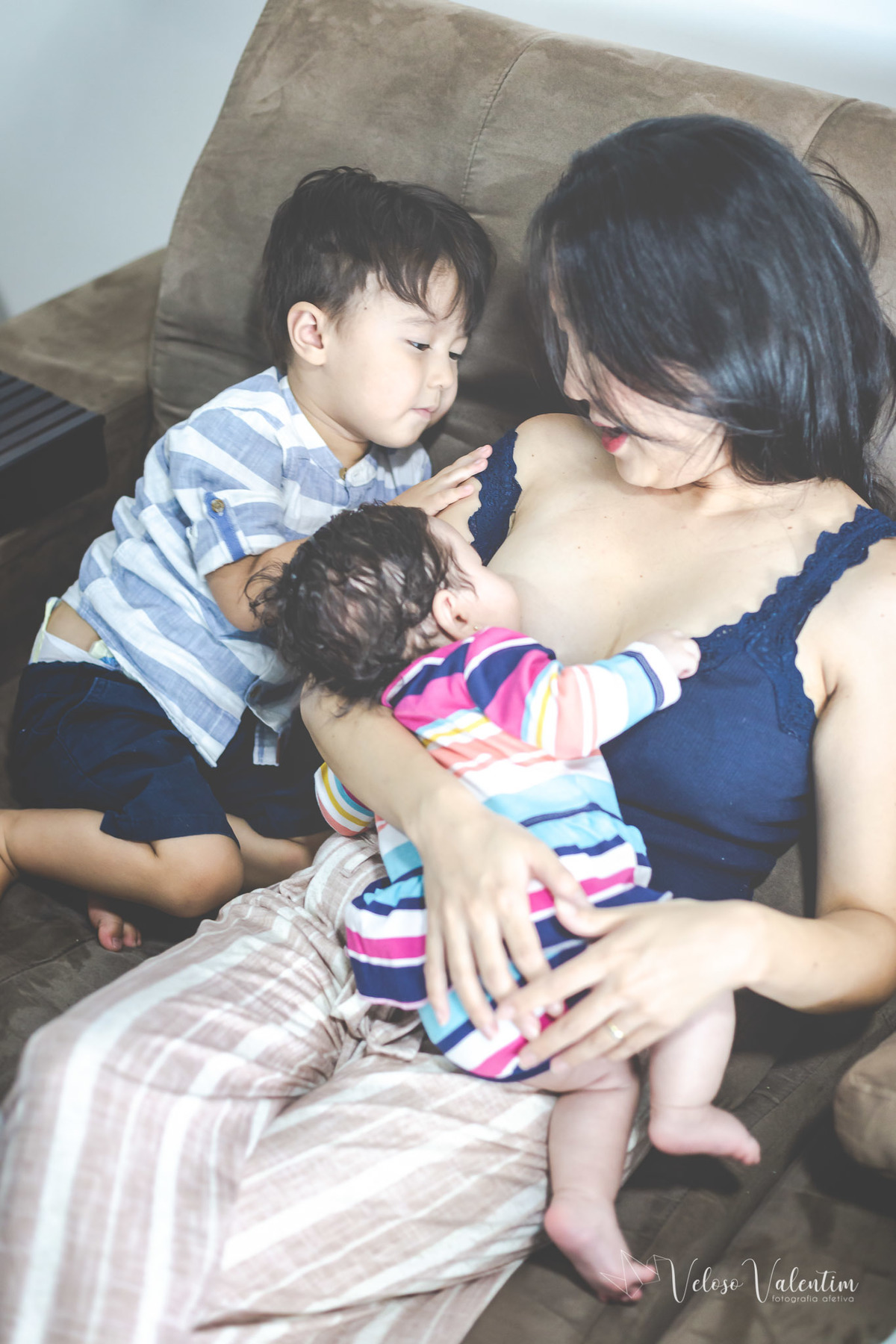 ensaio acompanhamento do primeiro ano do bebê Laura 3 meses em casa com a família ensaio lifestyle cotidiano Brasília DF Veloso Valentim fotografia afetiva mãe amamentando a bebê ao lado do filho família oriental