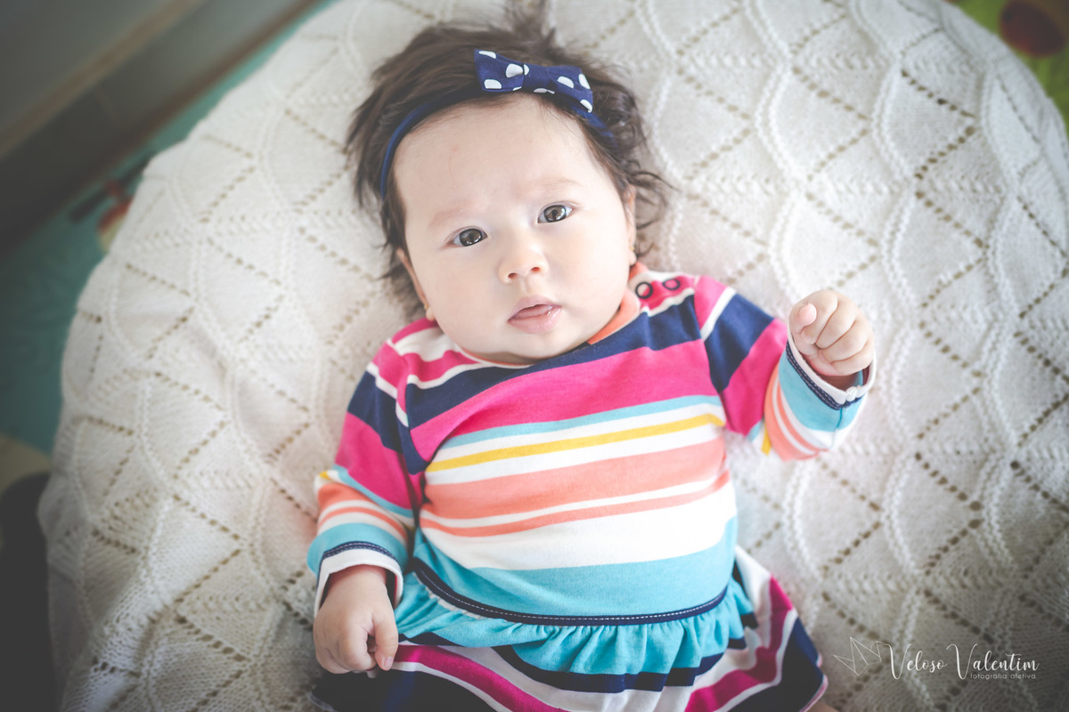 ensaio acompanhamento do primeiro ano do bebê Laura 3 meses em casa com a família ensaio lifestyle cotidiano Brasília DF Veloso Valentim fotografia afetiva família bebê vestindo um vestido colorido listrado