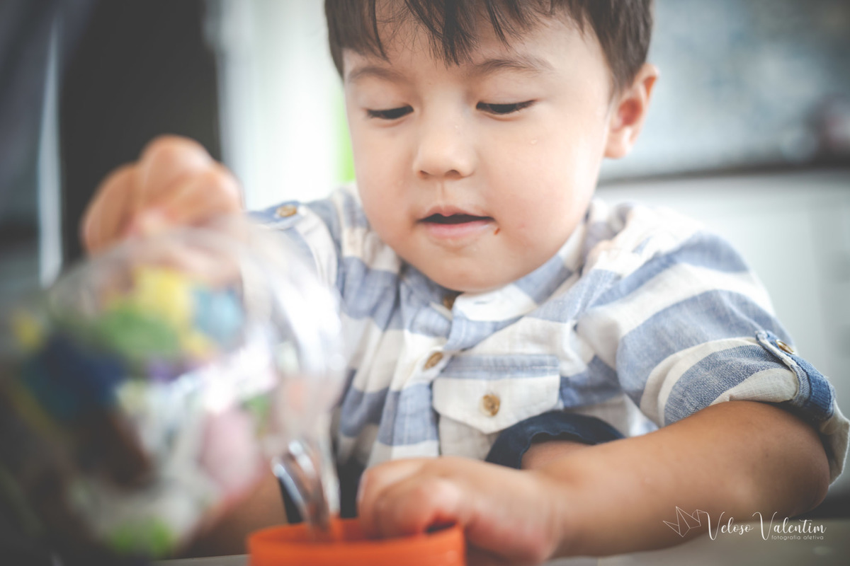 ensaio acompanhamento do primeiro ano do bebê Laura 3 meses em casa com a família ensaio lifestyle cotidiano Brasília DF Veloso Valentim fotografia afetiva menino brincando