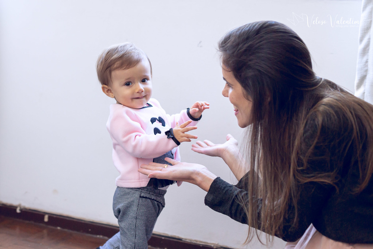 ensaio acompanhamento do primeiro ano do bebê Aurora 12 meses em casa com a família ao ar livre aprendendo a andar primeiros passos Brasília DF Veloso Valentim fotografia afetiva bebê com a mãe