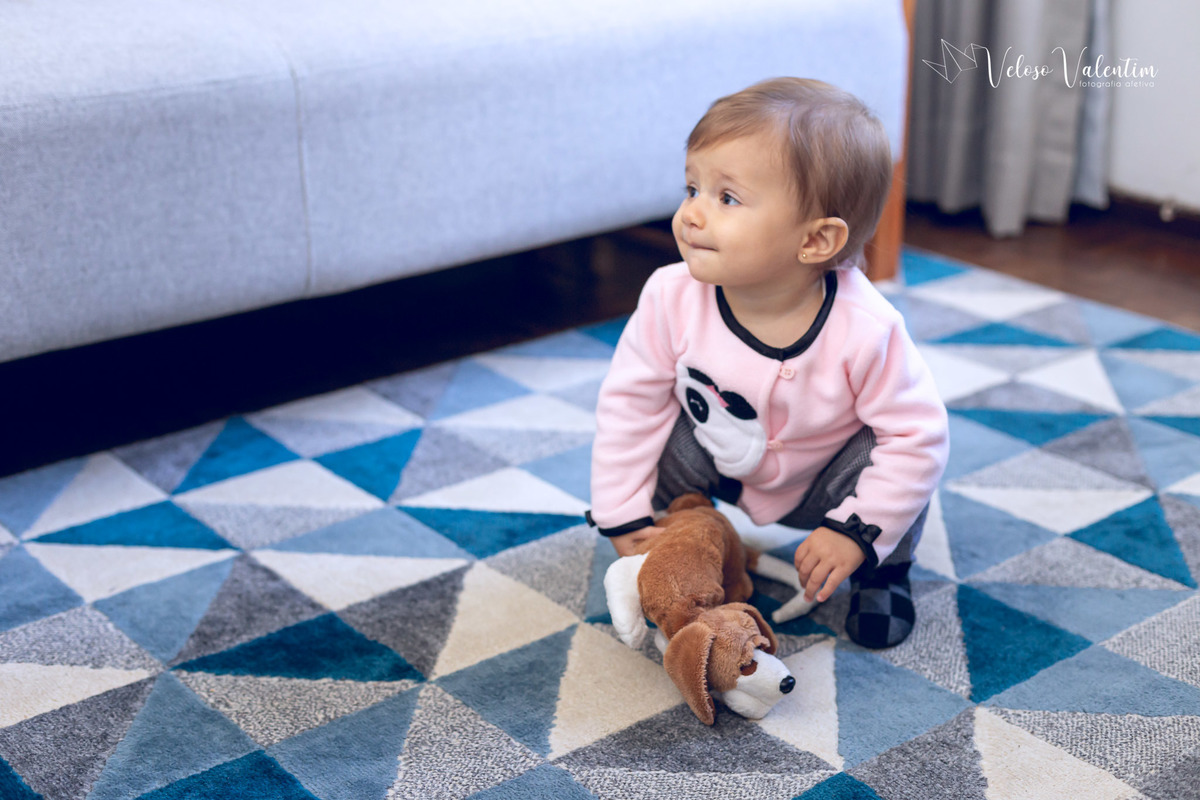 ensaio acompanhamento do primeiro ano do bebê Aurora 12 meses em casa com a família ao ar livre aprendendo a andar primeiros passos Brasília DF Veloso Valentim fotografia afetiva bebê sentada no tapete