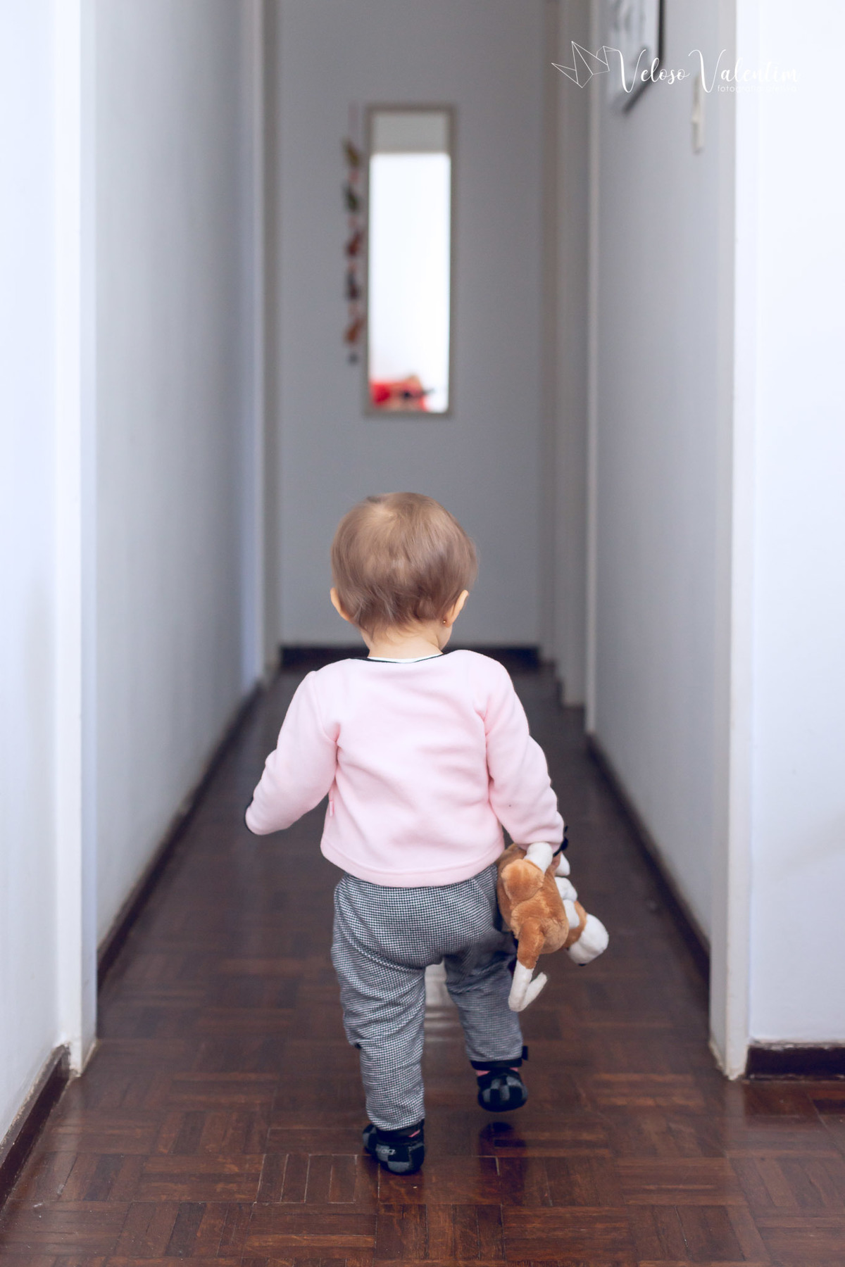 ensaio acompanhamento do primeiro ano do bebê Aurora 12 meses em casa com a família ao ar livre aprendendo a andar primeiros passos Brasília DF Veloso Valentim fotografia afetiva bebê andando no corredor
