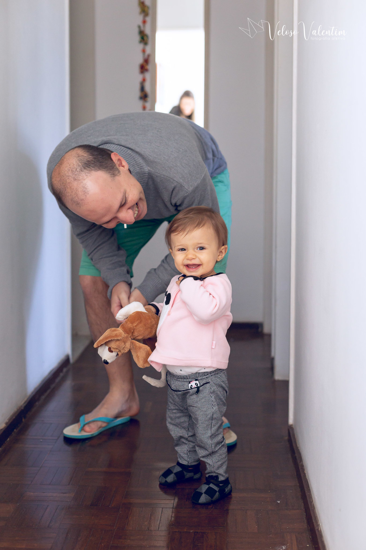 ensaio acompanhamento do primeiro ano do bebê Aurora 12 meses em casa com a família ao ar livre aprendendo a andar primeiros passos Brasília DF Veloso Valentim fotografia afetiva bebê com o pai