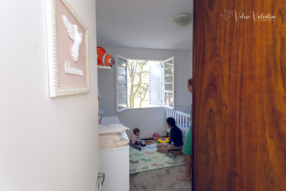 ensaio acompanhamento do primeiro ano do bebê Aurora 12 meses em casa com a família ao ar livre aprendendo a andar primeiros passos Brasília DF Veloso Valentim fotografia afetiva bebê com os pais em seu quartinho