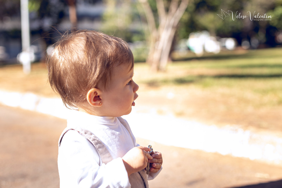 ensaio acompanhamento do primeiro ano do bebê Aurora 12 meses em casa com a família ao ar livre aprendendo a andar primeiros passos Brasília DF Veloso Valentim fotografia afetiva bebê andando na calçada