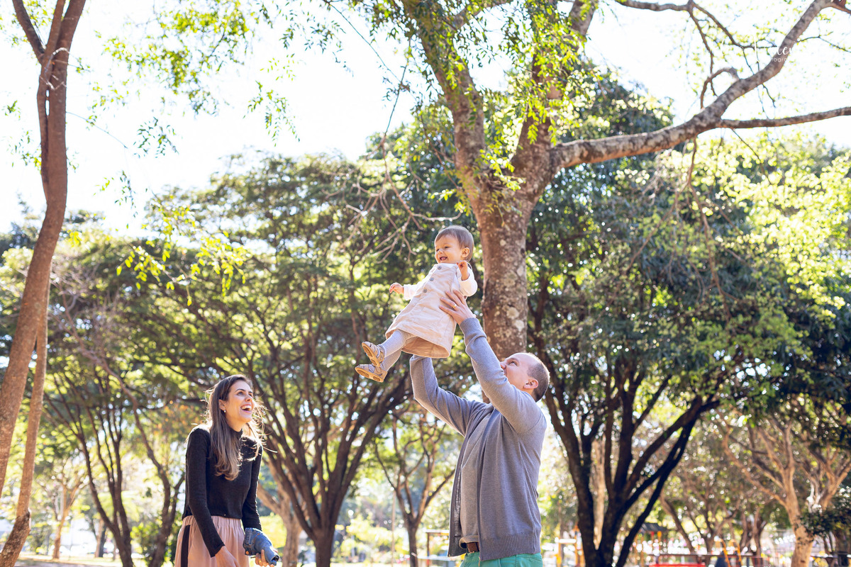 ensaio acompanhamento do primeiro ano do bebê Aurora 12 meses em casa com a família ao ar livre aprendendo a andar primeiros passos Brasília DF Veloso Valentim fotografia afetiva bebê brincando com os pais