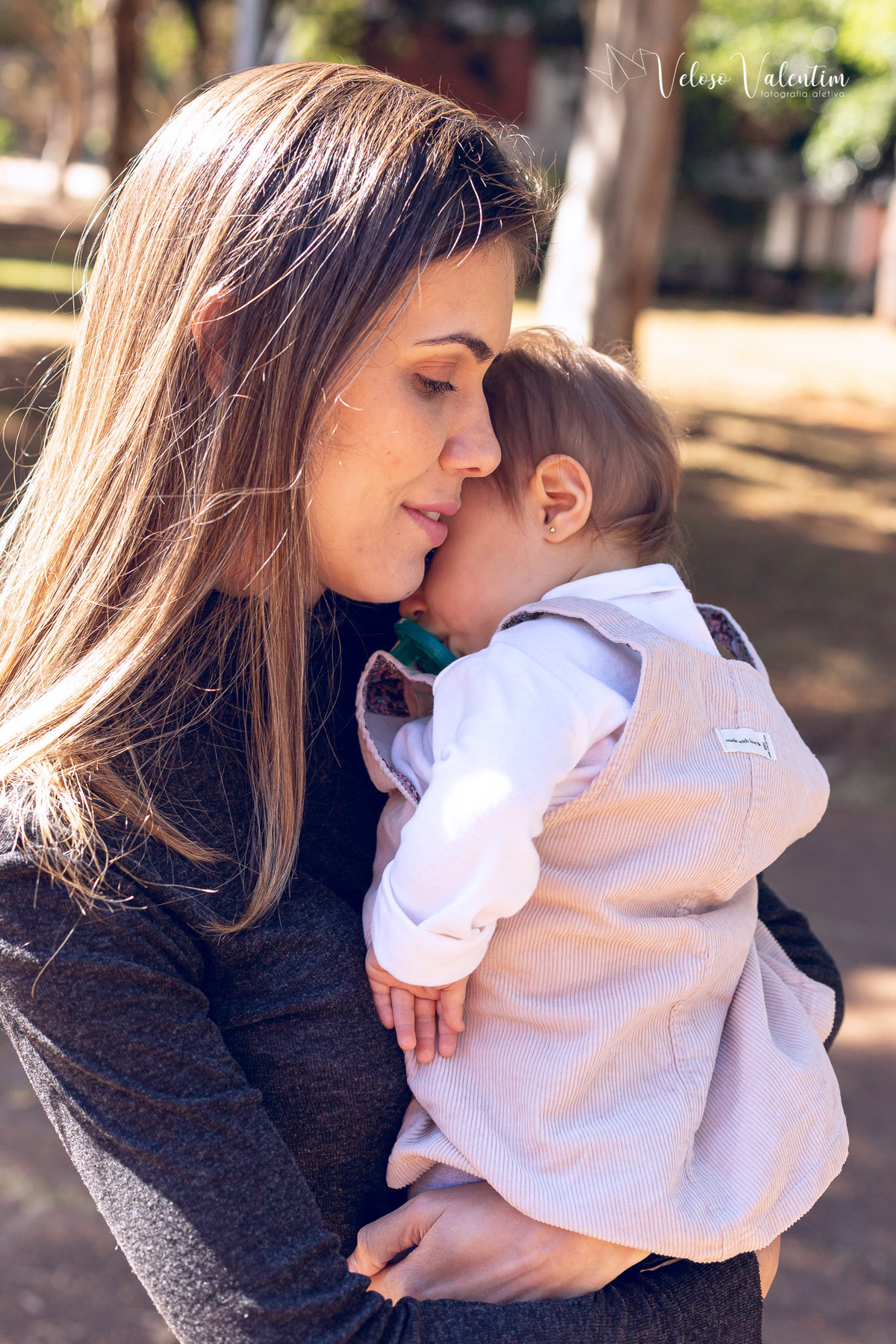 ensaio acompanhamento do primeiro ano do bebê Aurora 12 meses em casa com a família ao ar livre aprendendo a andar primeiros passos Brasília DF Veloso Valentim fotografia afetiva bebê no colinho da mãe aconchego