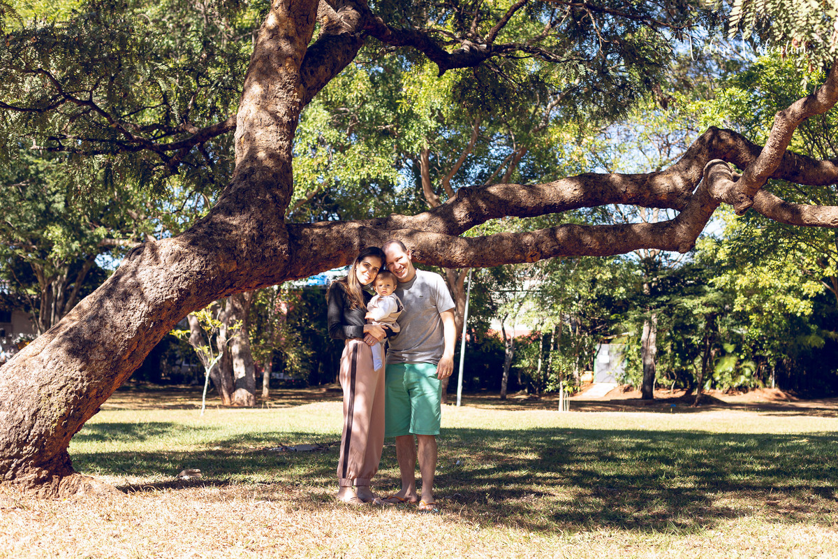 ensaio acompanhamento do primeiro ano do bebê Aurora 12 meses em casa com a família ao ar livre aprendendo a andar primeiros passos Brasília DF Veloso Valentim fotografia afetiva bebê no colinho da mãe aconchego
