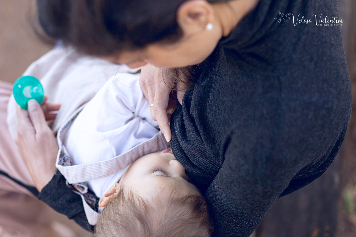 ensaio acompanhamento do primeiro ano do bebê Aurora 12 meses em casa com a família ao ar livre aprendendo a andar primeiros passos Brasília DF Veloso Valentim fotografia afetiva bebê mamando