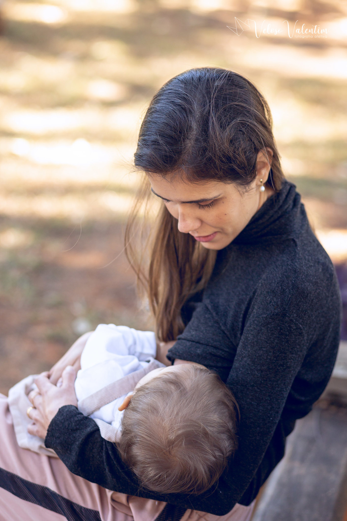ensaio acompanhamento do primeiro ano do bebê Aurora 12 meses em casa com a família ao ar livre aprendendo a andar primeiros passos Brasília DF Veloso Valentim fotografia afetiva mãe amamentando bebê