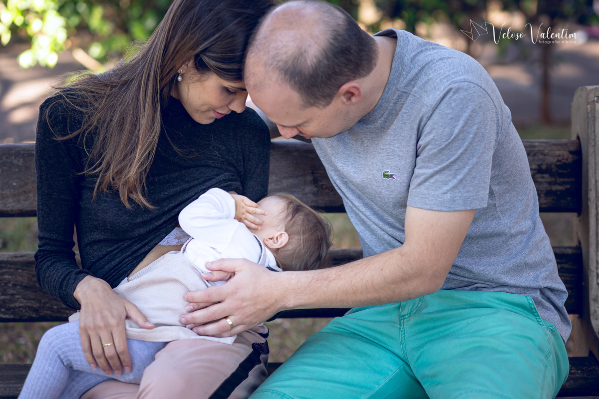 ensaio acompanhamento do primeiro ano do bebê Aurora 12 meses em casa com a família ao ar livre aprendendo a andar primeiros passos Brasília DF Veloso Valentim fotografia afetiva mãe amamentando bebê
