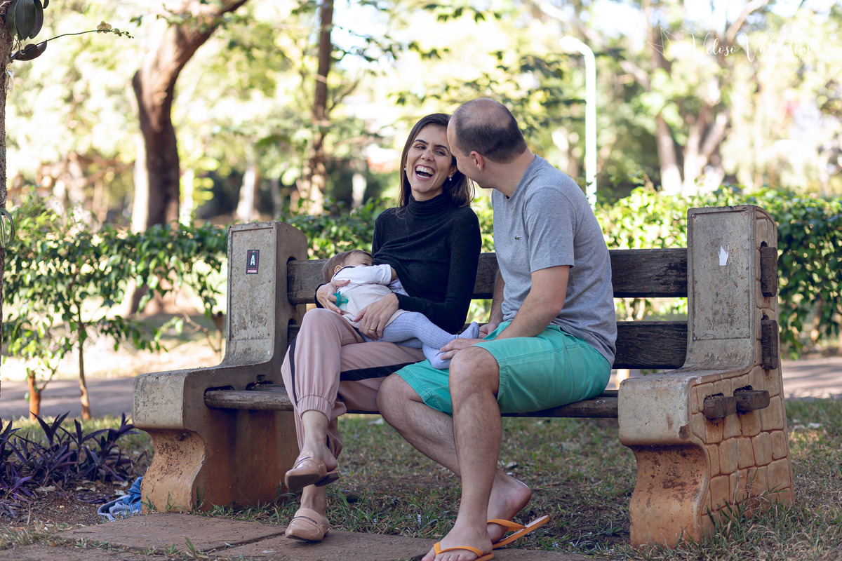 ensaio acompanhamento do primeiro ano do bebê Aurora 12 meses em casa com a família ao ar livre aprendendo a andar primeiros passos Brasília DF Veloso Valentim fotografia afetiva mãe amamentando bebê pais rindo