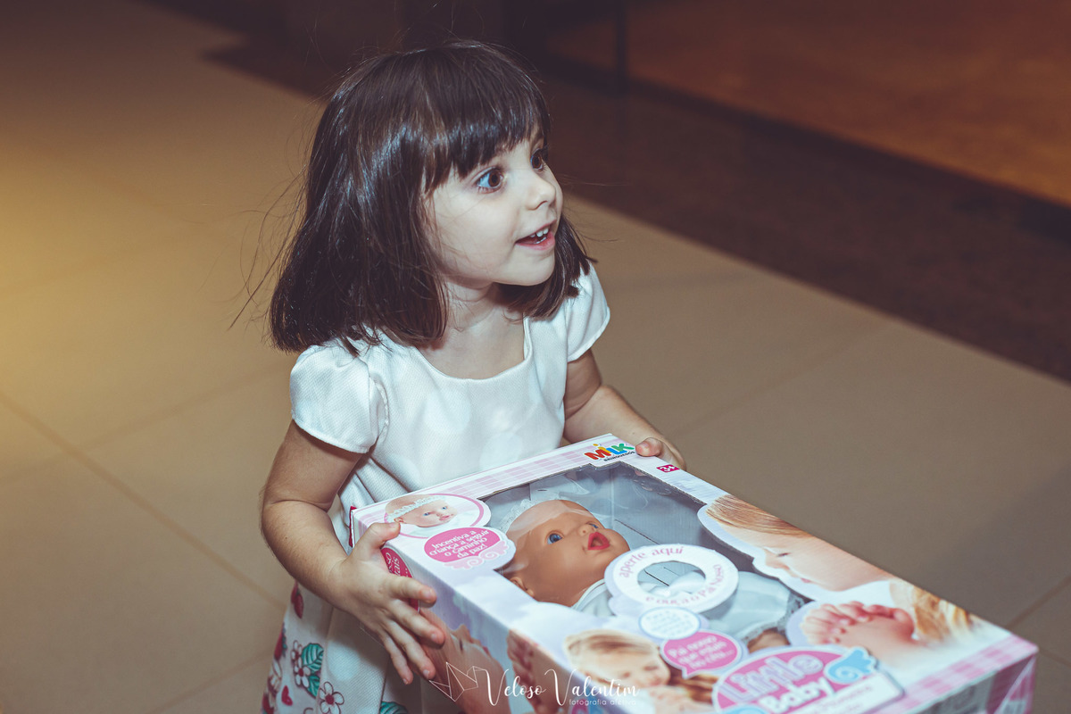 Festa infantil tema cerrado tons amarelo laranja marrom Brasília DF fotografia de eventos cobertura fotográfica fotógrafo de festas decoração festa infantil Veloso Valentim fotografia afetiva ganhando uma boneca
