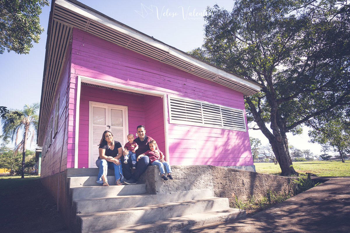 ensaio família fotografia de família pais e filhos book familiar ensaio ao ar livre momentos felizes família linda Veloso Valentim fotografia afetiva Brasília DF família pai mãe e filhos irmãos casa cor de rosa