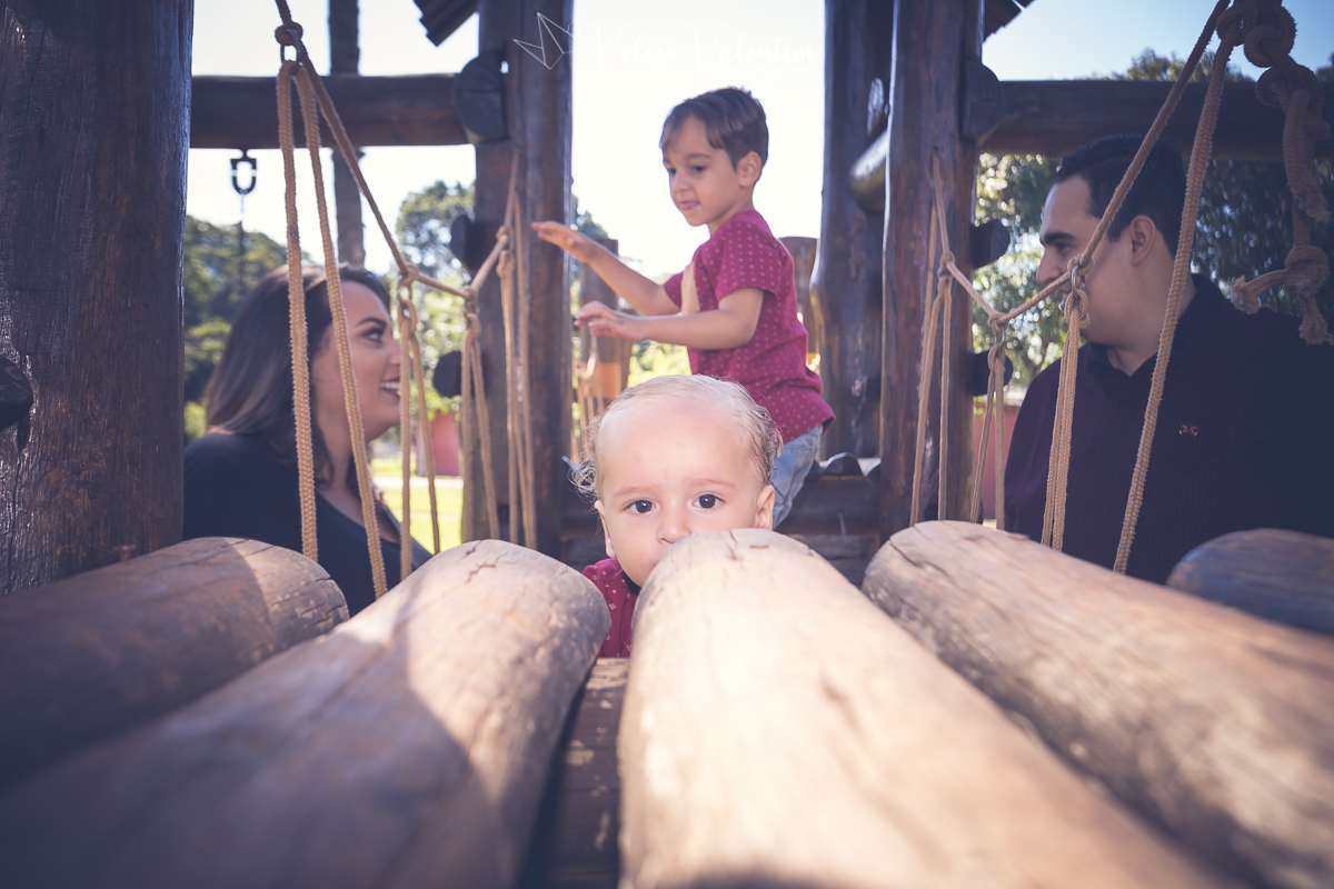 ensaio família fotografia de família pais e filhos book familiar ensaio ao ar livre momentos felizes família linda Veloso Valentim fotografia afetiva Brasília DF família pai mãe e filhos irmãos brincando no parquinho