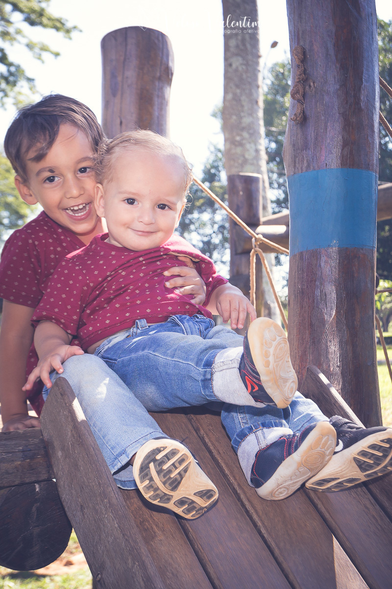 ensaio família fotografia de família pais e filhos book familiar ensaio ao ar livre momentos felizes família linda Veloso Valentim fotografia afetiva Brasília DF família pai mãe e filhos irmãos brincando no escorregador do parquinho