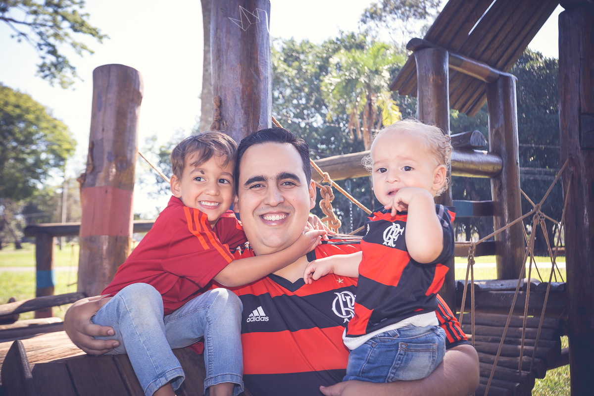 ensaio família fotografia de família pais e filhos book familiar ensaio ao ar livre momentos felizes família linda Veloso Valentim fotografia afetiva Brasília DF família pai mãe e filhos irmãos blusa do flamengo torcedores